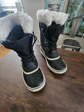Sorel Women's Black Interior with Cream Faux Fur Trim Womens 8